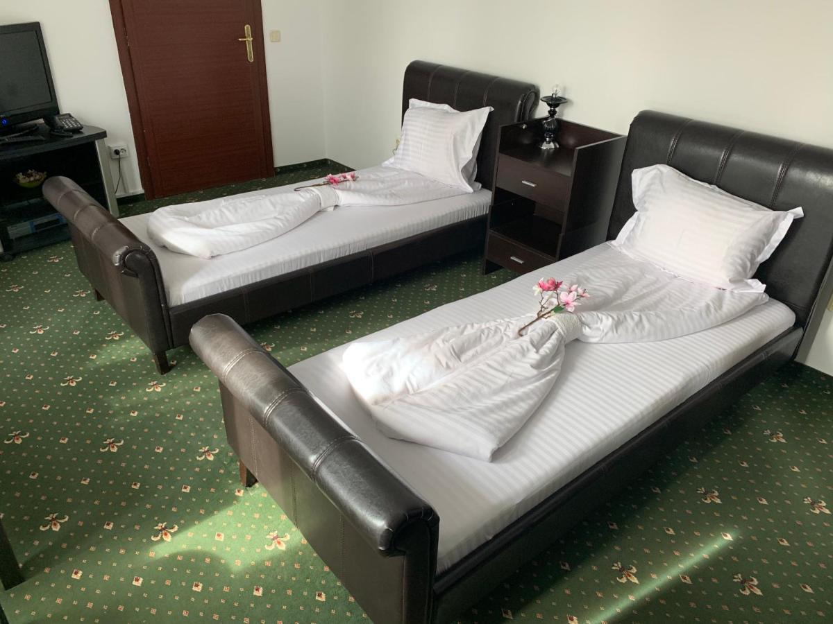 Pension La Noblesse Hotel Букурещ Екстериор снимка